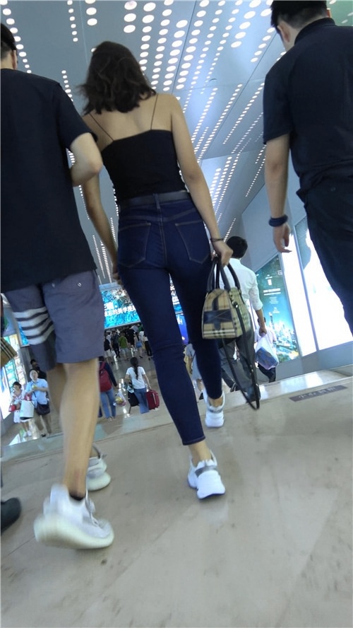 紧身牛仔裤妹子[670M/MP4]