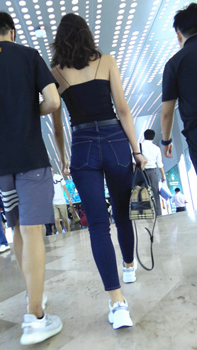 紧身牛仔裤妹子[670M/MP4]