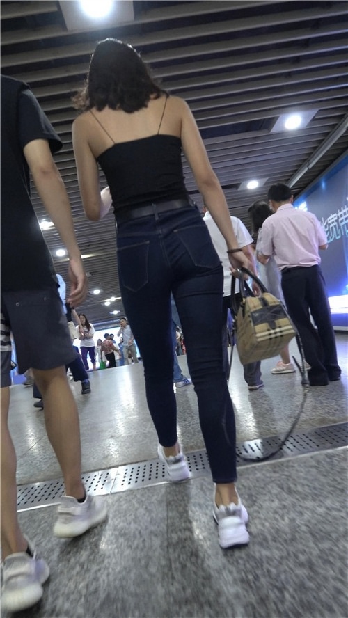 紧身牛仔裤妹子[670M/MP4]