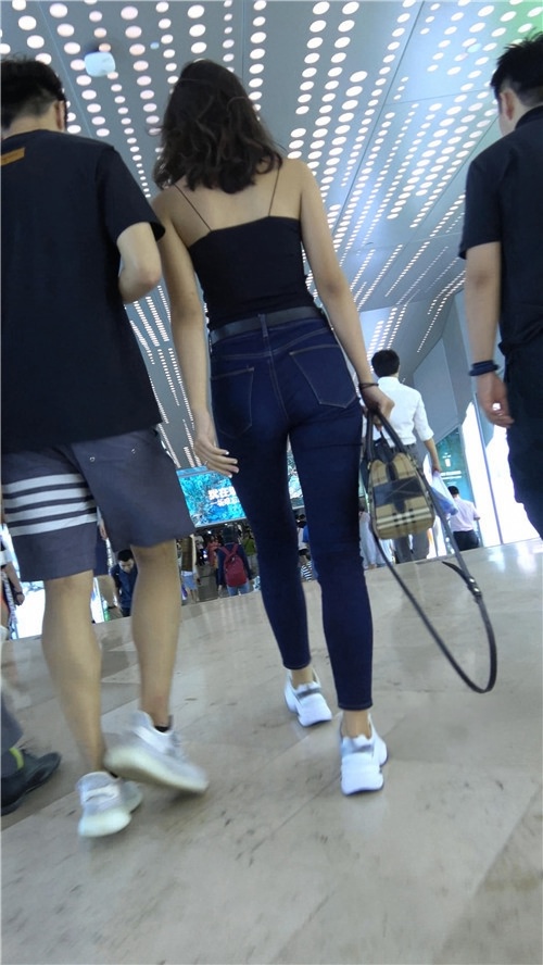 紧身牛仔裤妹子[670M/MP4]