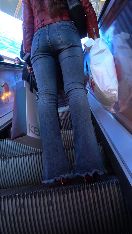 红色皮衣牛仔裤小姐姐[844M/MP4]