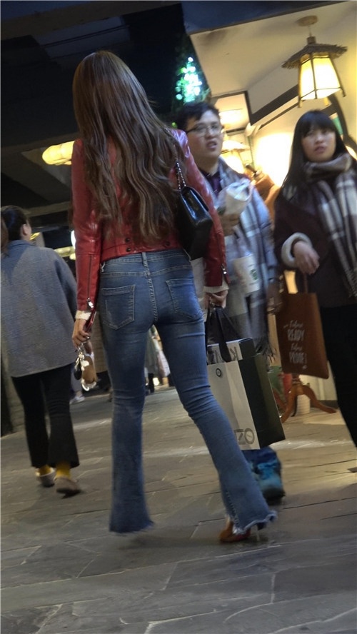 红色皮衣牛仔裤小姐姐[844M/MP4]