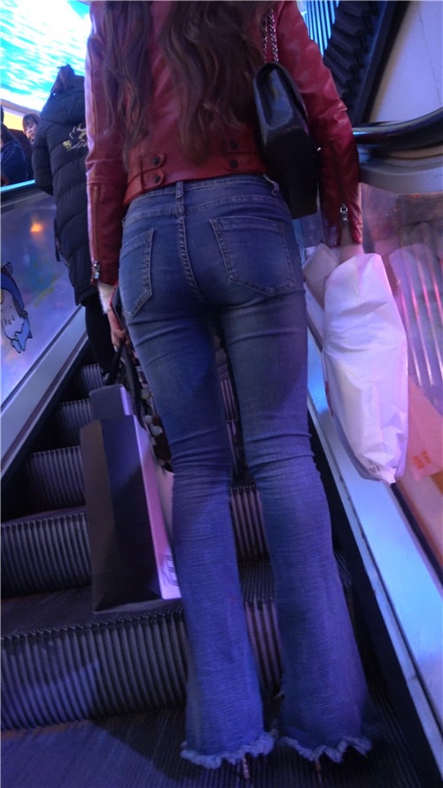 红色皮衣牛仔裤小姐姐[844M/MP4]