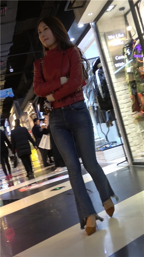 红色皮衣牛仔裤小姐姐[844M/MP4]