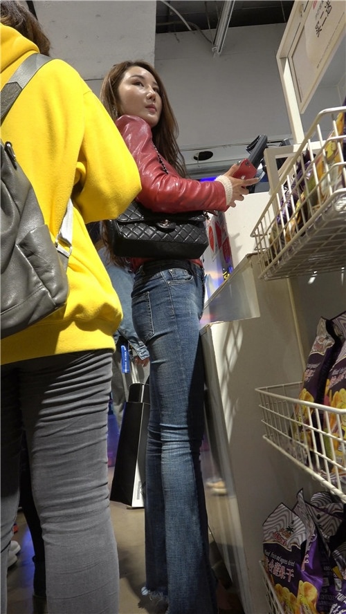 红色皮衣牛仔裤小姐姐[844M/MP4]