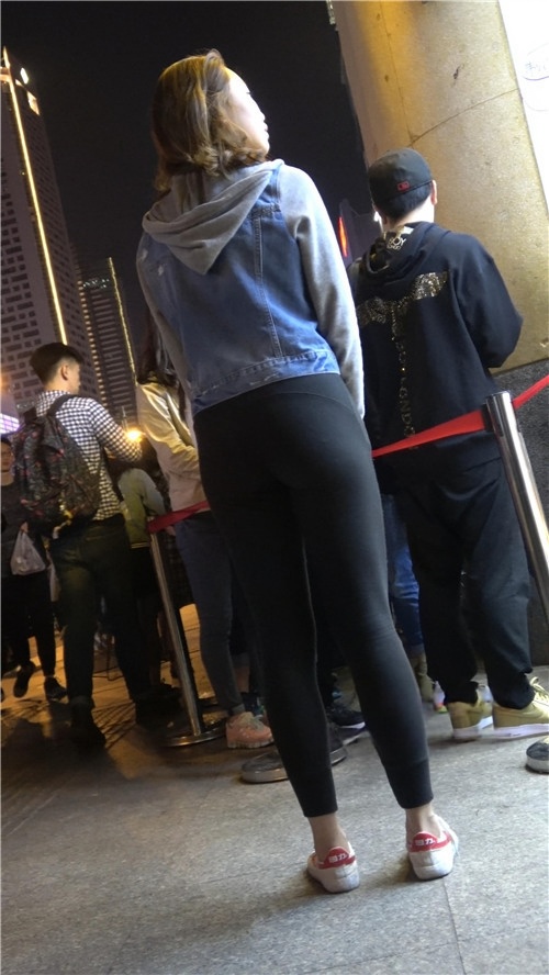 两个不错的紧身小姐姐[886M/MP4]