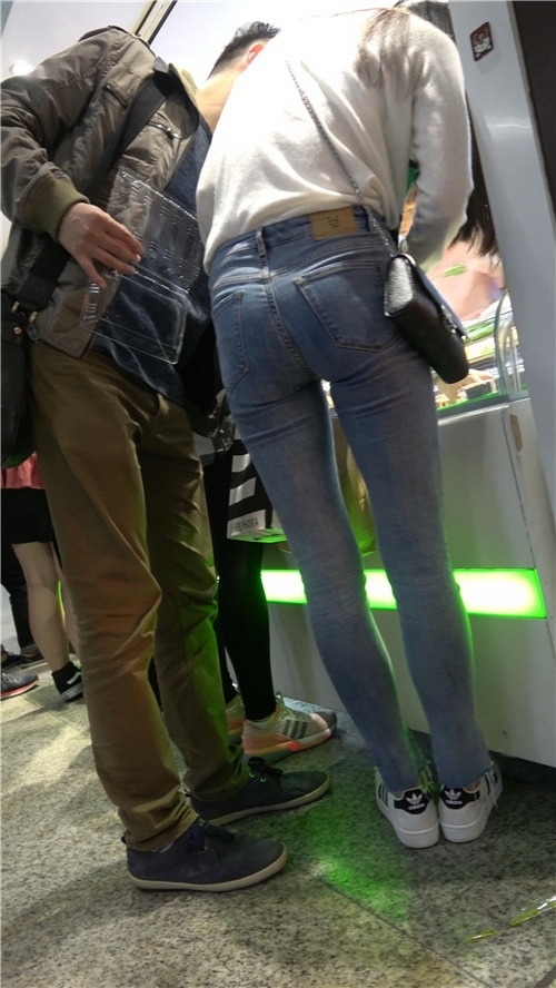 两个不错的紧身小姐姐[886M/MP4]