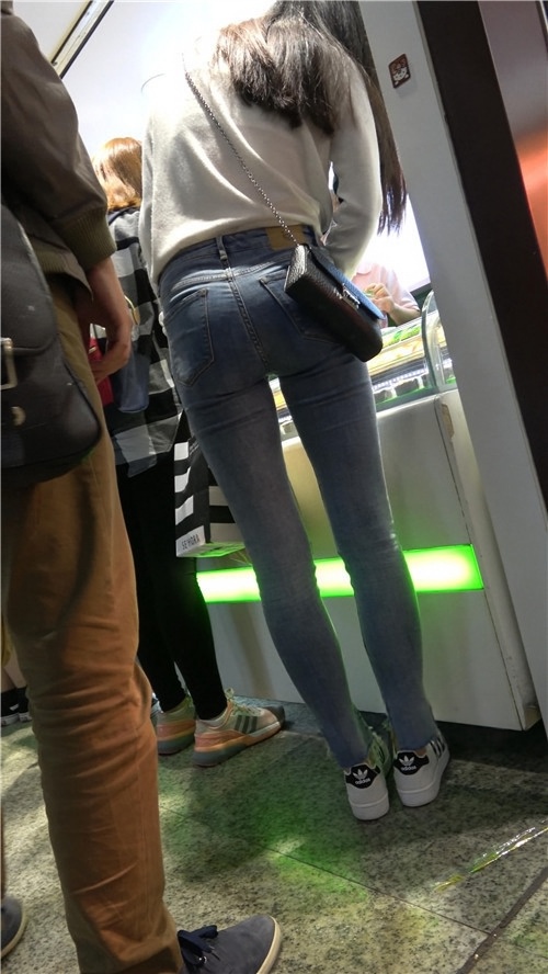 两个不错的紧身小姐姐[886M/MP4]