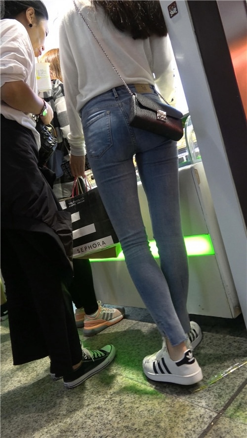 两个不错的紧身小姐姐[886M/MP4]