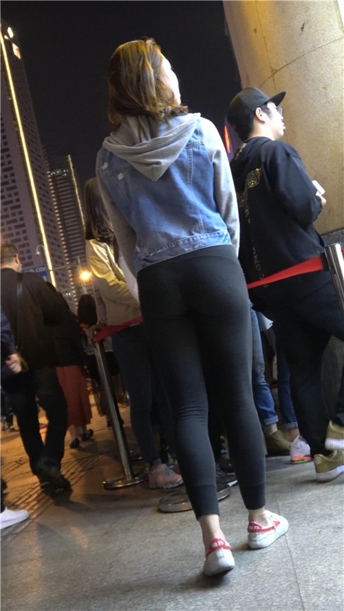 两个不错的紧身小姐姐[886M/MP4]