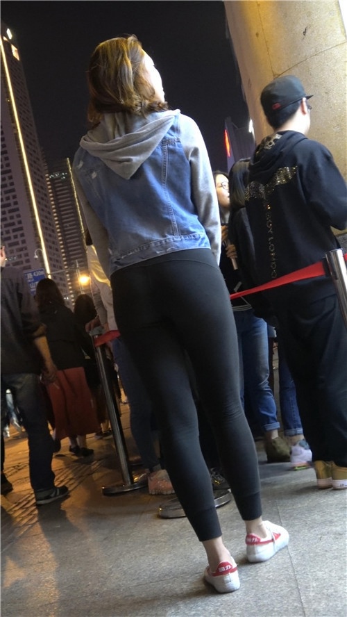 两个不错的紧身小姐姐[886M/MP4]