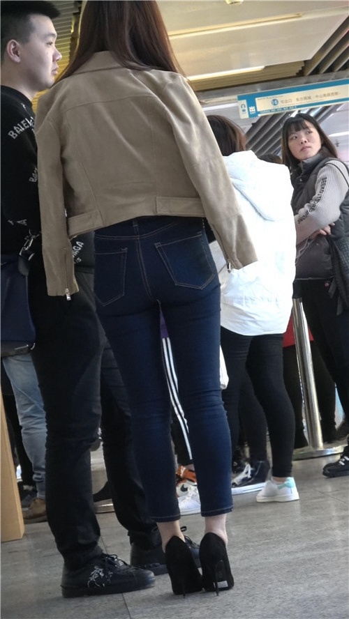 漂亮的紧身牛仔裤美女[1.7G/MP4]