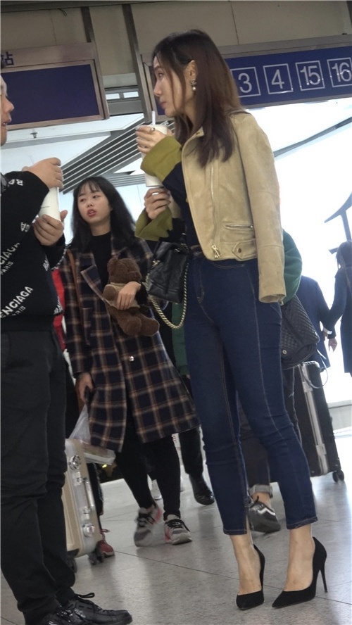 漂亮的紧身牛仔裤美女[1.7G/MP4]