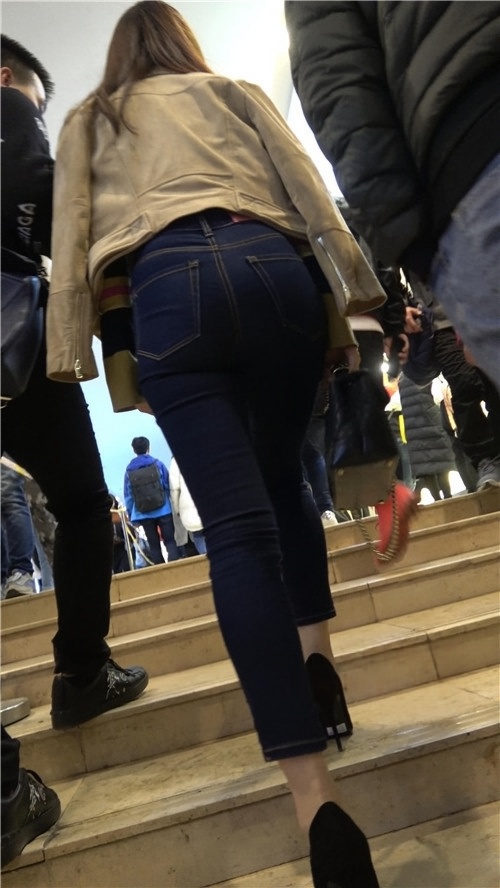 漂亮的紧身牛仔裤美女[1.7G/MP4]