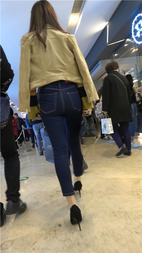 漂亮的紧身牛仔裤美女[1.7G/MP4]