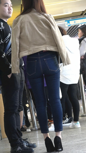 漂亮的紧身牛仔裤美女[1.7G/MP4]