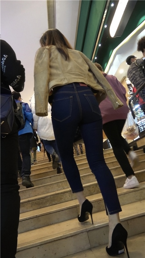 漂亮的紧身牛仔裤美女[1.7G/MP4]