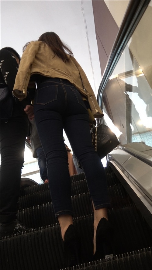 漂亮的紧身牛仔裤美女[1.7G/MP4]