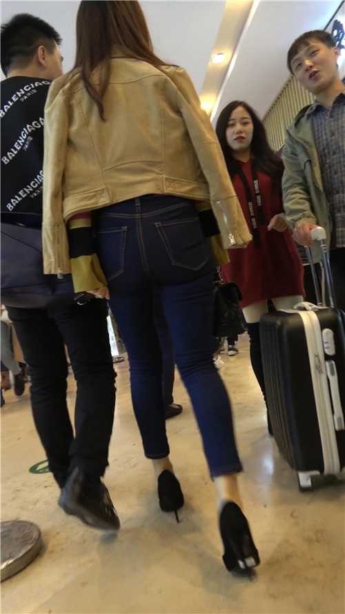 漂亮的紧身牛仔裤美女[1.7G/MP4]