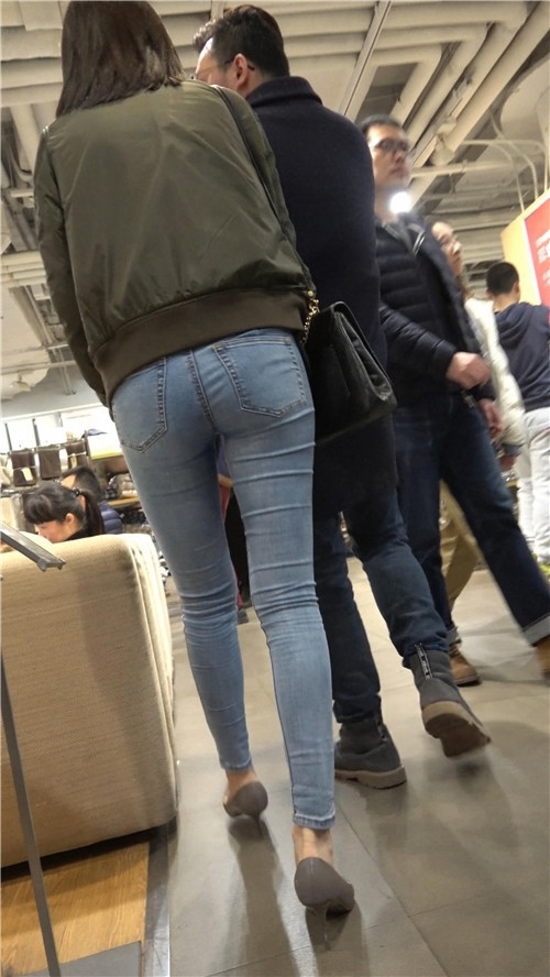 紧身牛仔裤小姐姐[668M/MP4