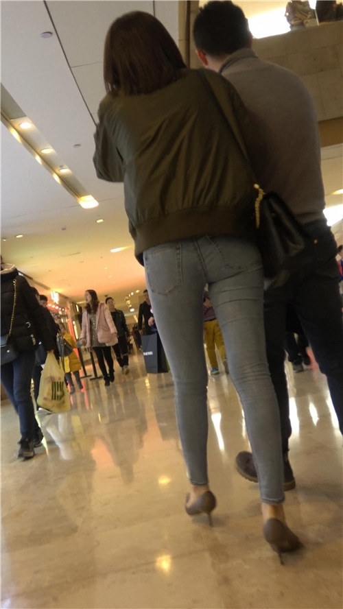 紧身牛仔裤小姐姐[668M/MP4