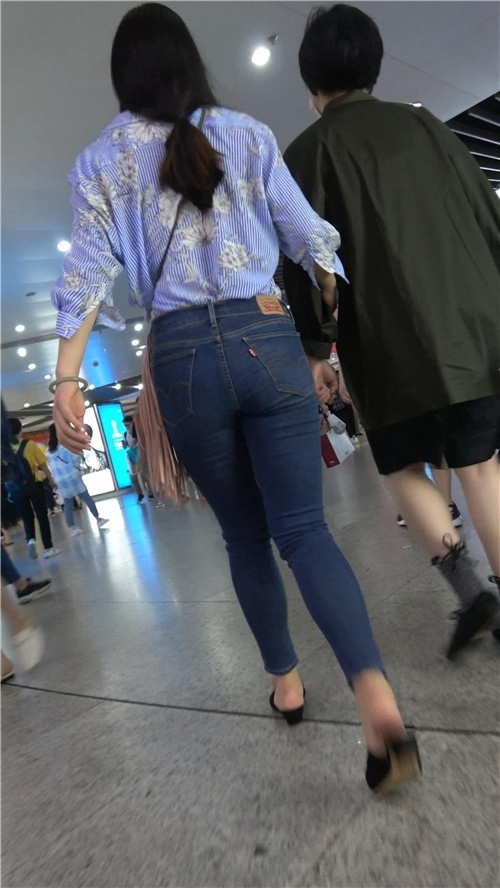 蓝色牛仔紧身裤美女[982M/MP4]