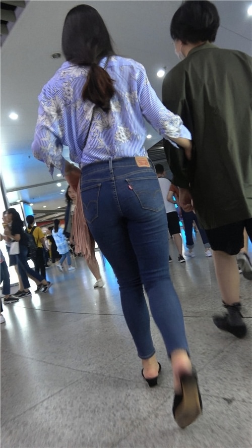 蓝色牛仔紧身裤美女[982M/MP4]