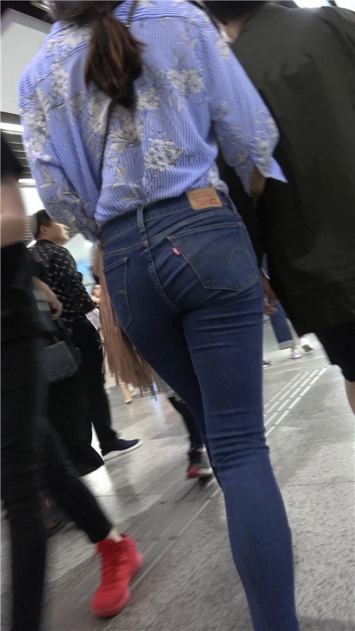 蓝色牛仔紧身裤美女[982M/MP4]