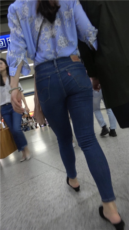 蓝色牛仔紧身裤美女[982M/MP4]