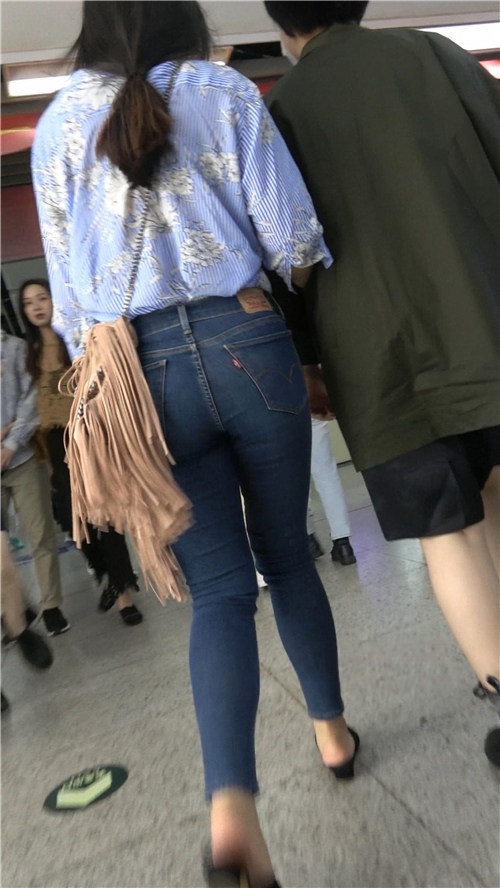 蓝色牛仔紧身裤美女[982M/MP4]