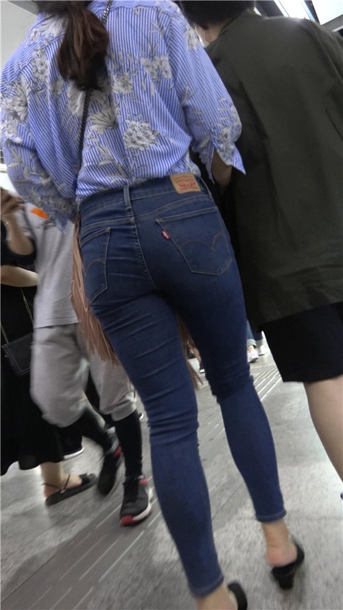 蓝色牛仔紧身裤美女[982M/MP4]