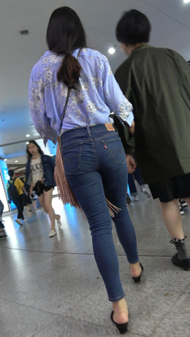 蓝色牛仔紧身裤美女[982M/MP4]