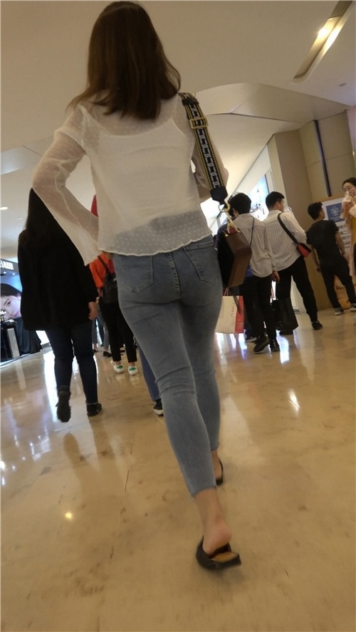 紧身牛仔裤小姐姐[831M/MP4]