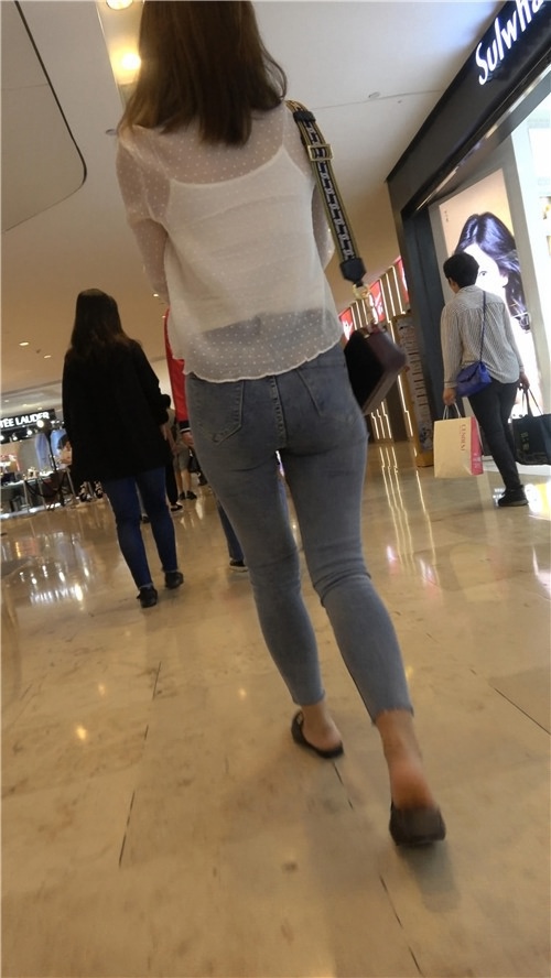 紧身牛仔裤小姐姐[831M/MP4]