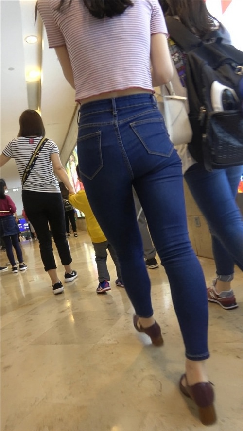 紧身牛仔裤小姐姐[831M/MP4]