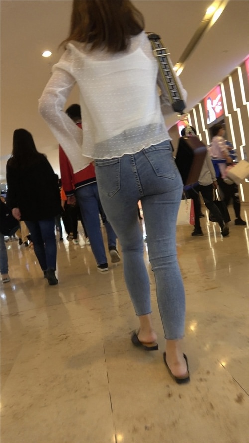 紧身牛仔裤小姐姐[831M/MP4]