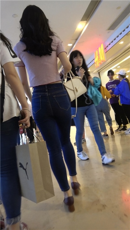 紧身牛仔裤小姐姐[831M/MP4]