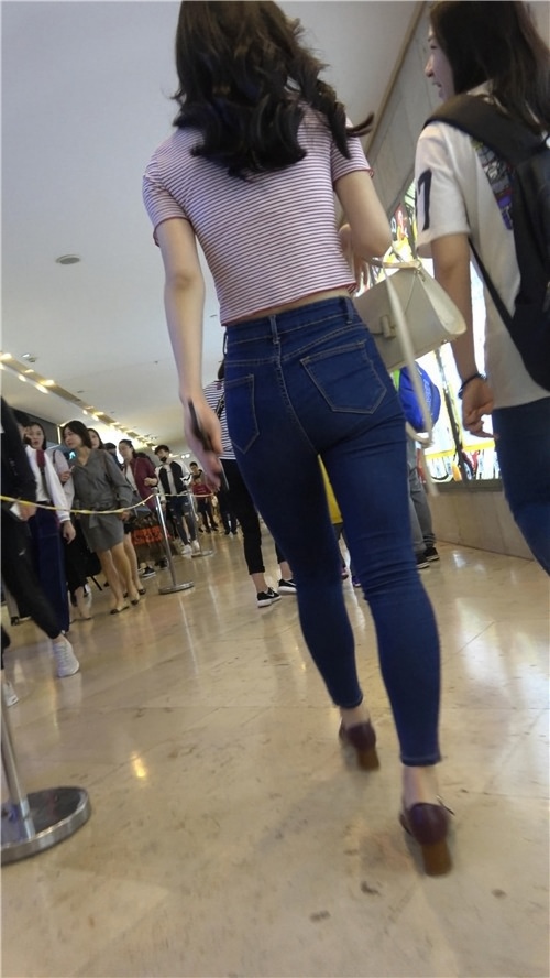 紧身牛仔裤小姐姐[831M/MP4]