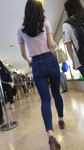 紧身牛仔裤小姐姐[831M/MP4]