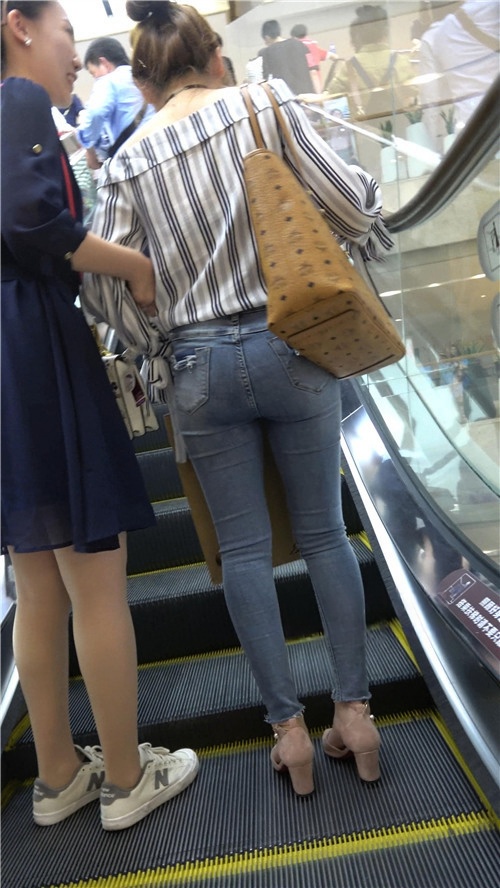 牛仔紧身裤小姐姐[1.11G/MP4]