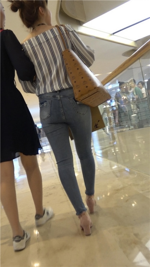 牛仔紧身裤小姐姐[1.11G/MP4]