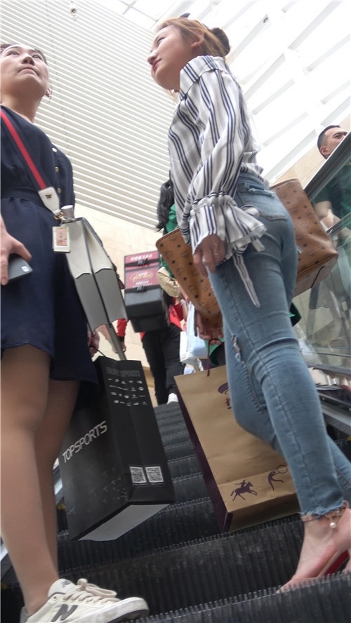 牛仔紧身裤小姐姐[1.11G/MP4]