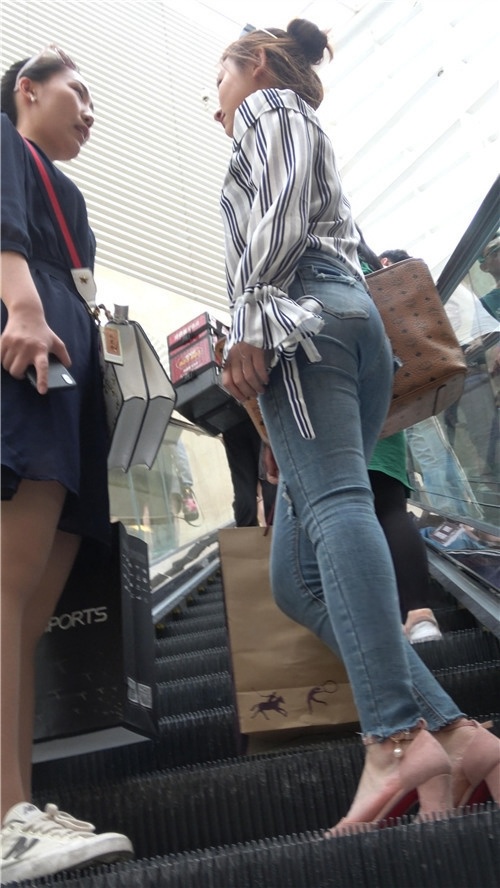 牛仔紧身裤小姐姐[1.11G/MP4]