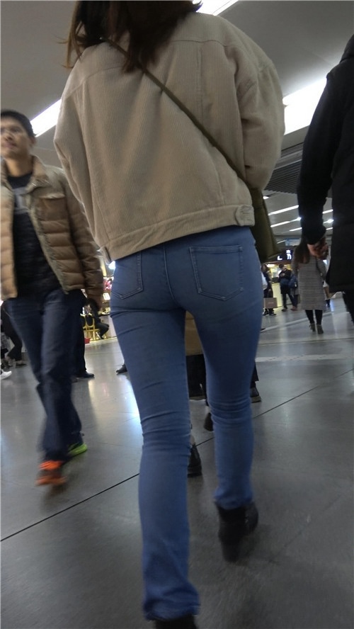 蓝色牛仔紧身裤妹子[995M/MP4]