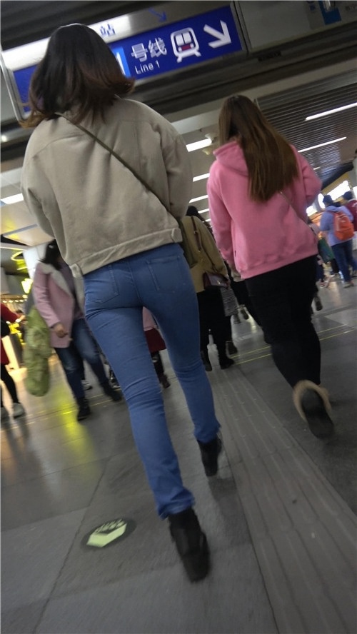 蓝色牛仔紧身裤妹子[995M/MP4]