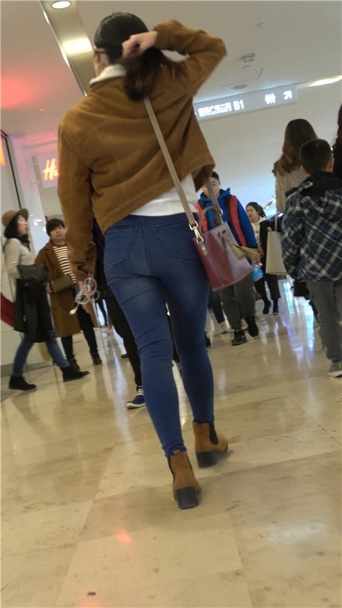 蓝色牛仔紧身裤妹子[995M/MP4]