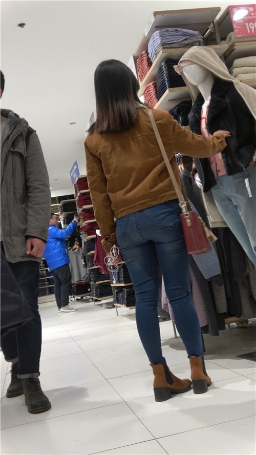 蓝色牛仔紧身裤妹子[995M/MP4]