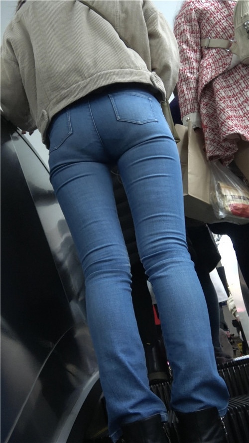 蓝色牛仔紧身裤妹子[995M/MP4]