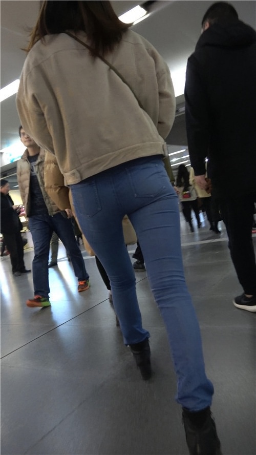 蓝色牛仔紧身裤妹子[995M/MP4]