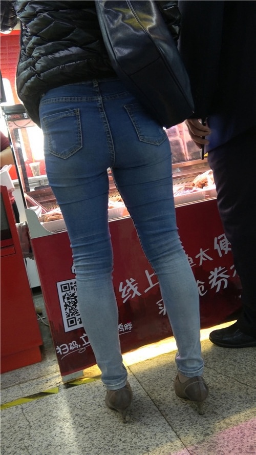 紧身牛仔裤妹子[938M/MP4]